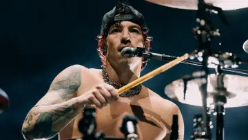 Zasłona do filmu "Twenty One Pilots: More Than We Ever Imagined" #767538