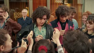 Zasłona do filmu "Mniej obcy" #1863062