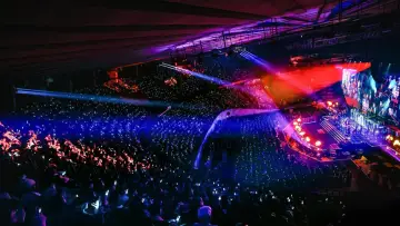 Zasłona do filmu "LE SSERAFIM TOUR 