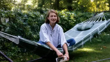 Zasłona do filmu "Mary Oliver: Saved by the Beauty of the World" #1205303