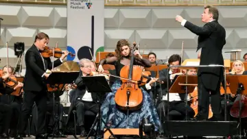 Zasłona do filmu "Rheingau Musik Festival 2025 - Renaud Capuçon und Julia Hagen spielen Brahms" #1836437