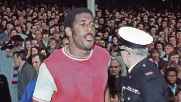 Zasłona do filmu "Transforming the Beautiful Game: The Clyde Best Story" #770377