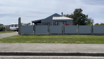 Zasłona do filmu "A Suburban Drone" #930017