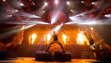 Zasłona do filmu "Iron Maiden: Burning Ambition" #780480