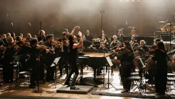 Zasłona do filmu "Teodor Currentzis conducts Brahms and Mahler" #780751