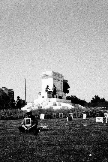 Plakat do filmu "Monumento" #776536