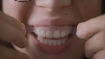 Zasłona do filmu "Des dents blanches... au rire jaune !" #774158