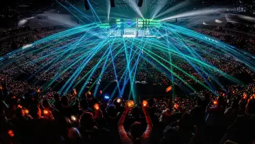Zasłona do filmu "Ado - WORLD TOUR 2025 “Hibana”@Saitama Super Arena" #781470