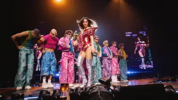 Zasłona do filmu "Katy Perry: The Lifetimes Tour – Live from Paris" #1633872