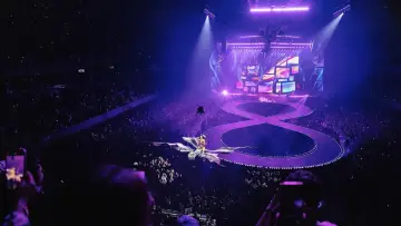 Zasłona do filmu "Katy Perry: The Lifetimes Tour - Live from Paris" #833171