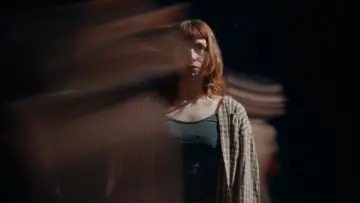 Zasłona do filmu "Εδώ που είμαι θα