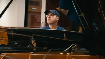 Zasłona do filmu "Sleeping At Last: Light Carries On" #820790