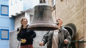 Zasłona do filmu "About A Bell" #1794311