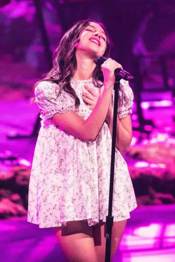 Plakat do filmu "Billions Club Live with Olivia Rodrigo: A Concert Film" #1164800