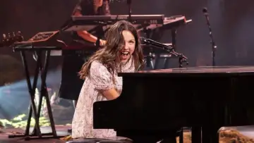 Zasłona do filmu "Billions Club Live with Olivia Rodrigo: A Concert Film" #823049