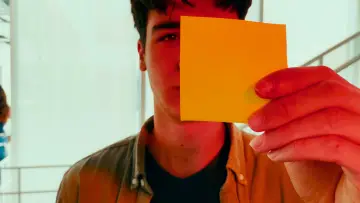 Zasłona do filmu "¿ME ESTÁS DICIENDO QUE SABES LO QUE TIENES QUE HACER PORQUE RECIBES NOTAS DEL FUTURO QUE TE LO DICEN?" #843405