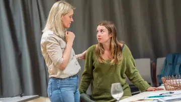 Zasłona do filmu "National Theatre at Home: Some Woman" #1757245