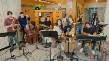 Zasłona do filmu "Alessia Cara: Giant Desk Concert" #916386