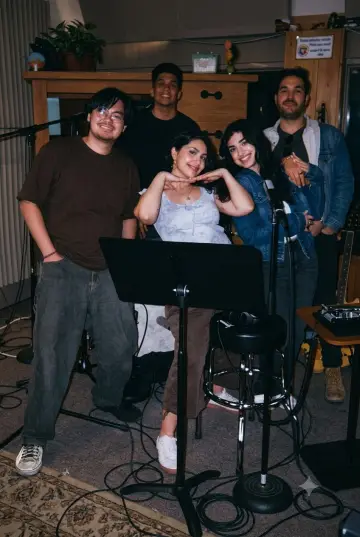 Alessia Cara: Giant Desk Concert