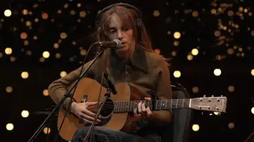 Zasłona do filmu "Maya Hawke - live on KEXP" #918162