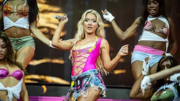 Zasłona do filmu "Zara Larsson: Pinkpop Festival 2026" #956749