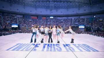 Zasłona do filmu "TWICE 〈THIS IS FOR〉 WORLD TOUR FINALE in SEOUL" #1521961