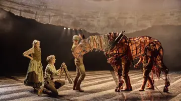 Zasłona do filmu "National Theatre at Home: War Horse" #1899615