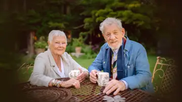 Zasłona do filmu "Tea with Judi Dench featuring Ian McKellen" #1225851