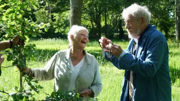 Zasłona do filmu "Tea with Judi Dench featuring Ian McKellen" #1627842
