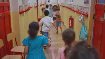 Zasłona do filmu "Une petite école française" #1635764