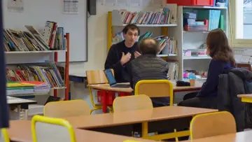 Zasłona do filmu "Une petite école française" #1635767