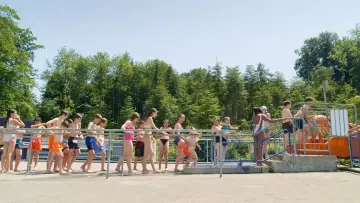 Zasłona do filmu "Zwei Sommer in der Badi" #1652166