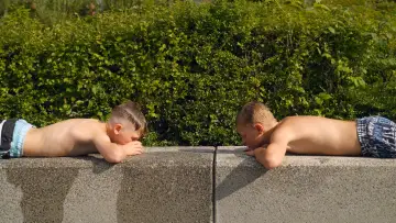 Zasłona do filmu "Zwei Sommer in der Badi" #1652168