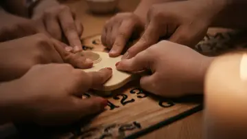 Zasłona do filmu "Una Pizca de Ouija" #1640354