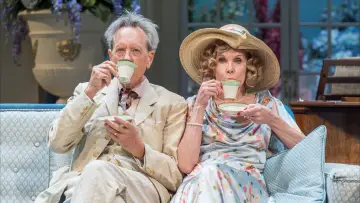 Zasłona do filmu "National Theatre Live: Hay Fever" #1850085