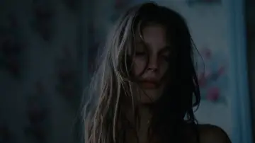 Zasłona do filmu "Młoda i piękna" #840038