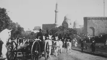 Zasłona do filmu "Le Caire, défilé de l’artillerie" #972431