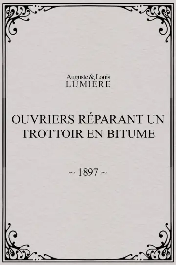 Ouvriers réparant un trottoir en bitume