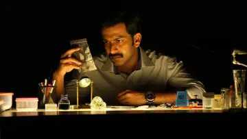 Zasłona do filmu "മുംബൈ പോലീസ്" #1619462