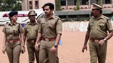 Zasłona do filmu "മുംബൈ പോലീസ്" #1619465
