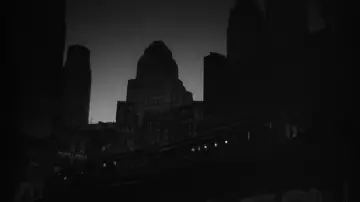 Zasłona do filmu "Nagie miasto" #1062430