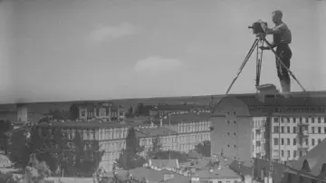 Zasłona do filmu "Człowiek z kamerą filmową" #1047712