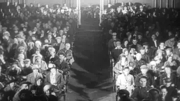 Zasłona do filmu "Człowiek z kamerą filmową" #1047714