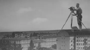 Zasłona do filmu "Człowiek z kamerą filmową" #1047716