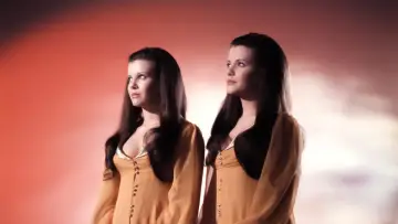 Zasłona do filmu "Dwie bliźniaczki" #411515