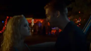 Zasłona do filmu "Gość" #851128