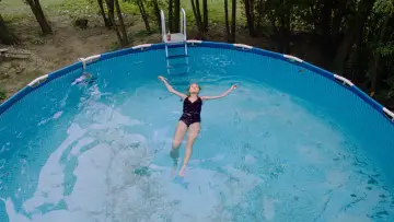 Zasłona do filmu "Coś za mną chodzi" #278696