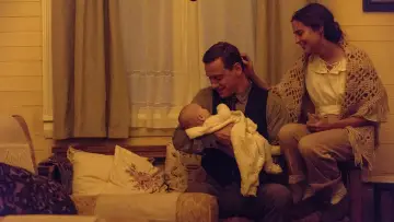 Zasłona do filmu "Światło między oceanami" #241360