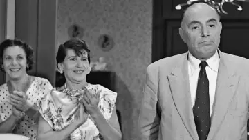 Zasłona do filmu "Η Θεία Απ