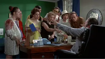 Zasłona do filmu "Bogata, wolna, samotna" #1617843
